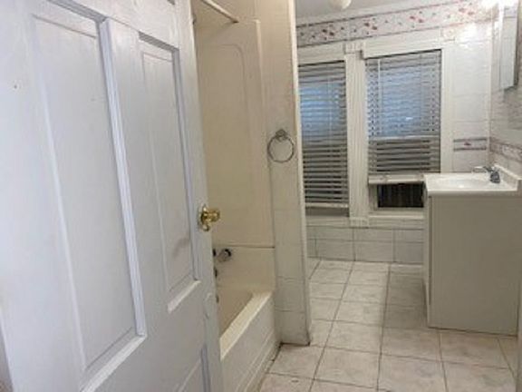 4th image of 1028 40th St APT 1