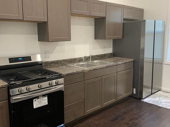 Beautiful kitchen cabinets and appliances!