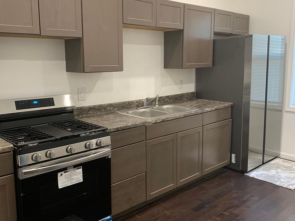 Beautiful kitchen cabinets and appliances!
