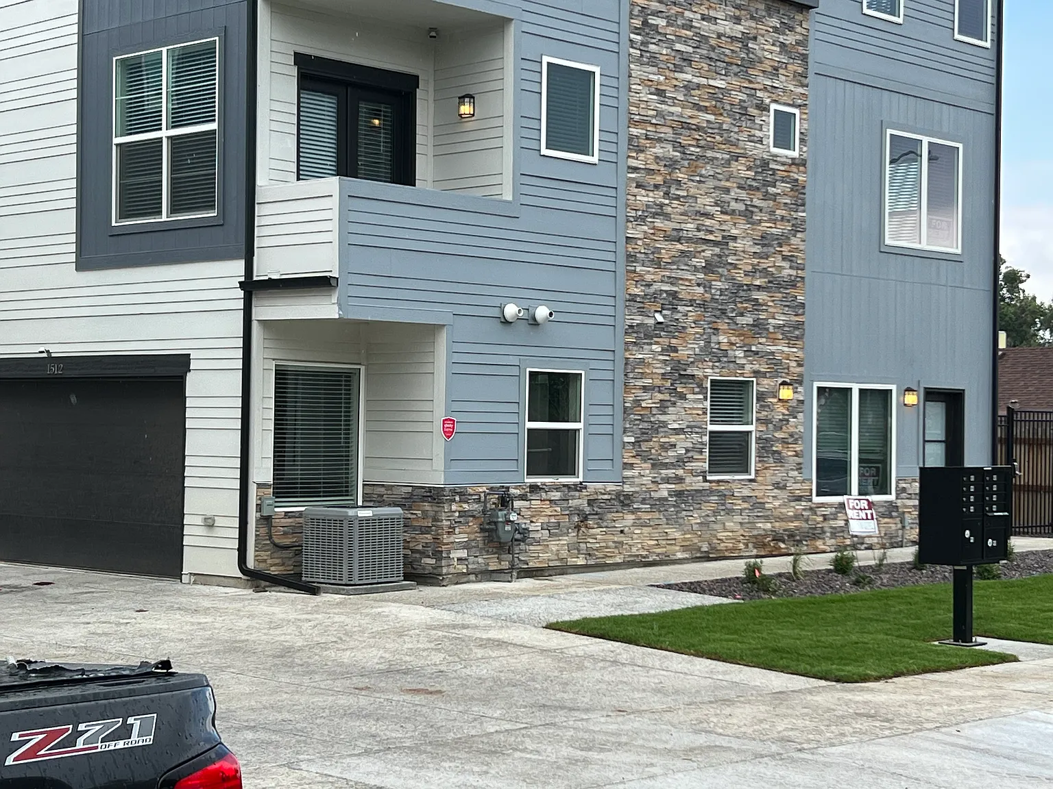 4 bed, 2330 sqft, $3,695 — Photo 4