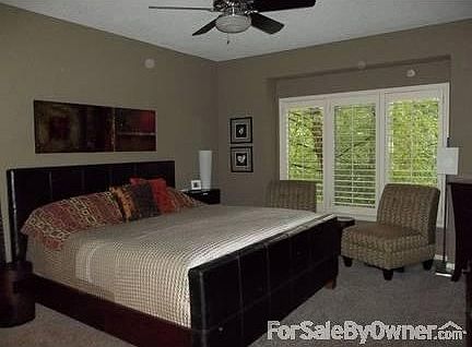 Master Bedroom w/vews of Trees
						:
						Main-floor master has seating area and view of trees. Stereo sound system.