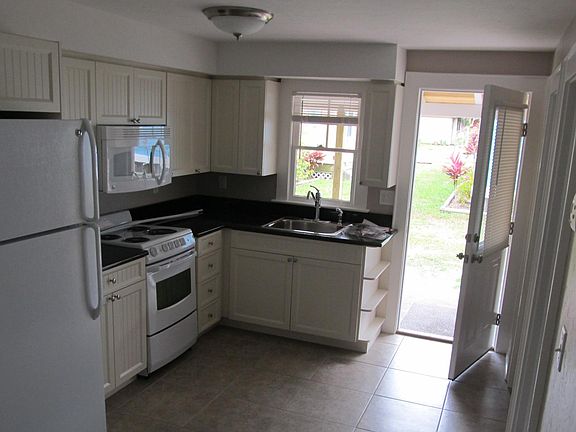 4th image of 1160 Highland St