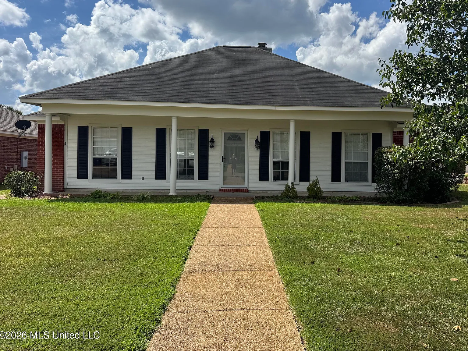 3 bed, 2.0 bath, 1429 sqft, $2,095 — Photo 1