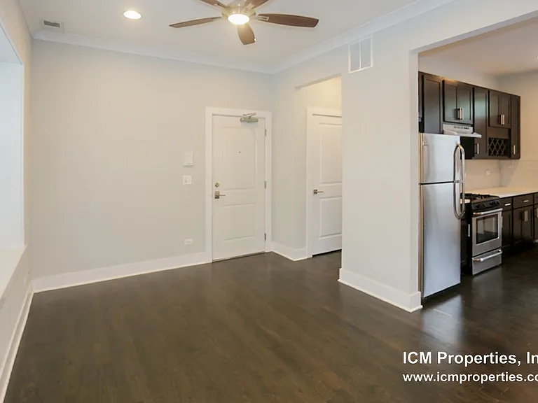 1930 W Nelson St #1 — Photo 2