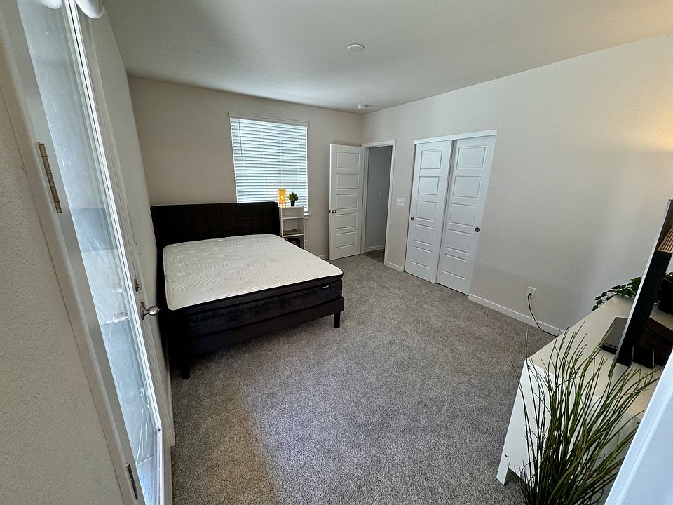 Room for rent: first floor (furnished upon request)