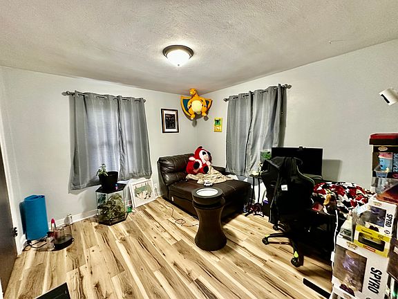 5th image of 502 Voorhees St