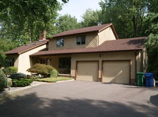 10 McDonald Ave, Cromwell, CT 06416