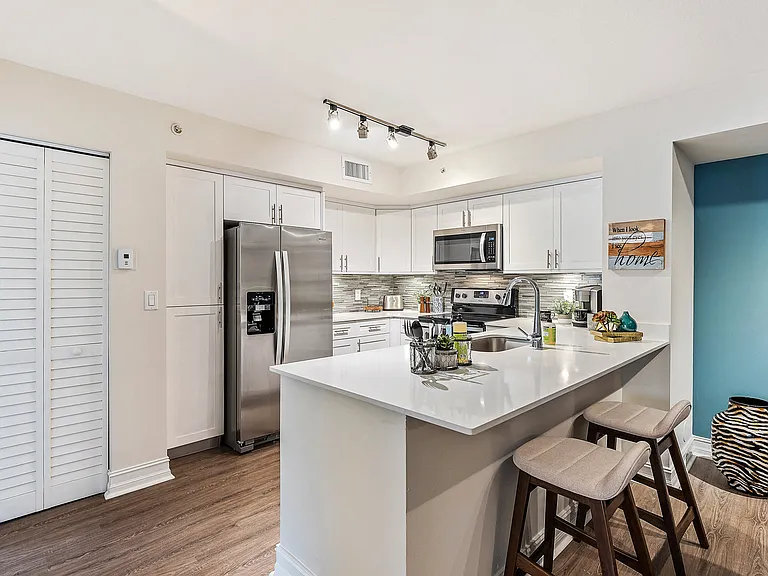 Crescent House Apartments — Photo 6