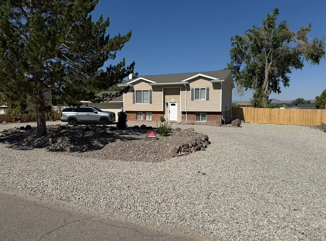 5 bed, 1829 sqft, $2,100 — Photo 2