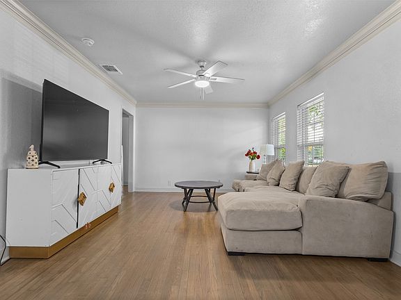 5th image of 4809 Waldron Ave