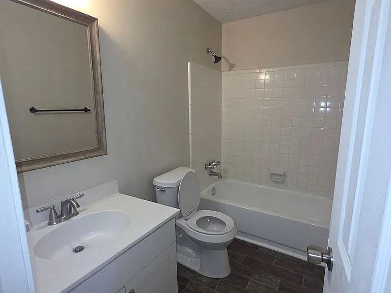 140 Hunters Ln #B — Photo 9