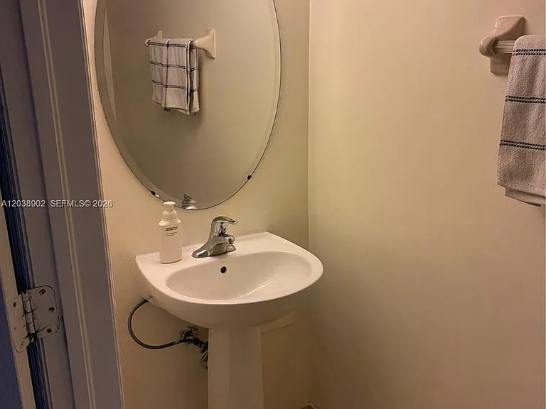 370 NE 37th Pl — Photo 6