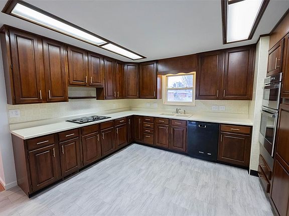 3rd image of 2600 Waltham Dr