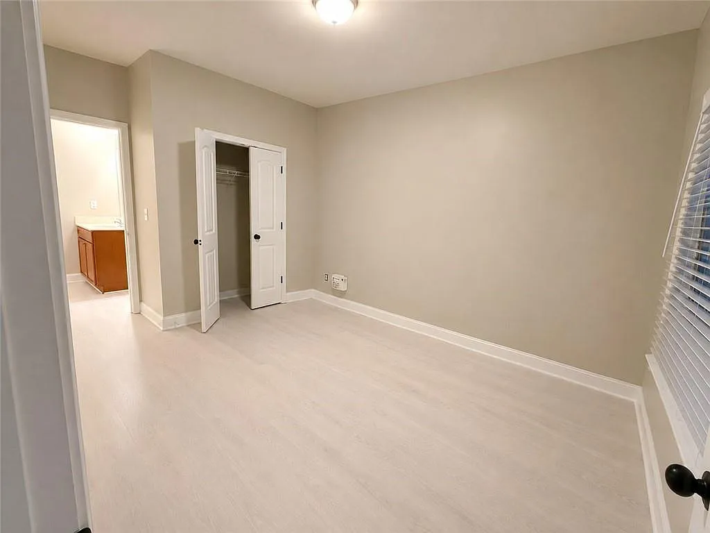 5 bed, 4.0 bath, 2800 sqft, $3,000 — Photo 2
