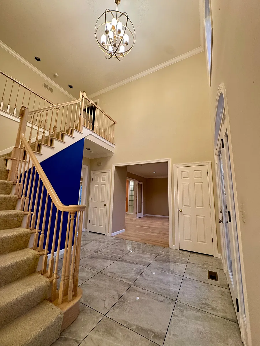2 Story Entry Foyer - 2119 Brook Hill Ct