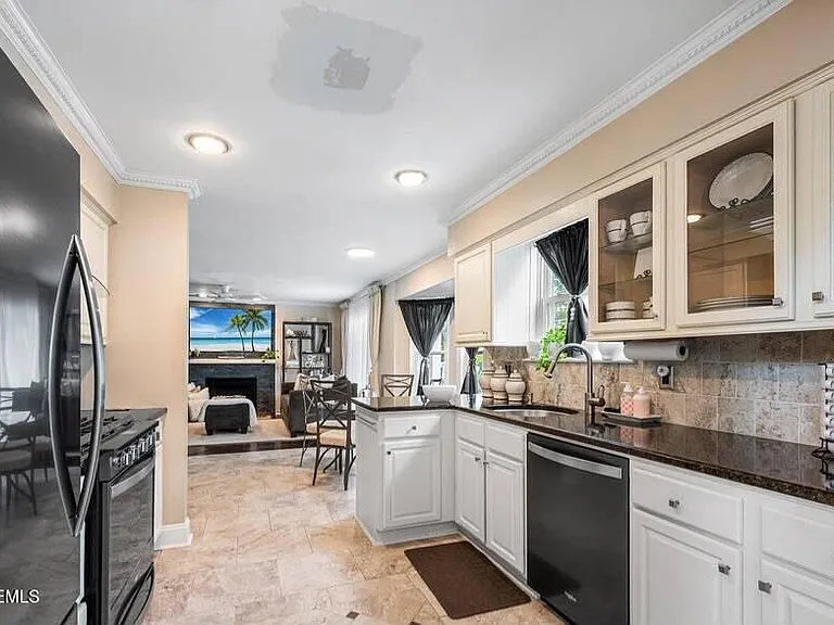 16 Carr Ln — Photo 3