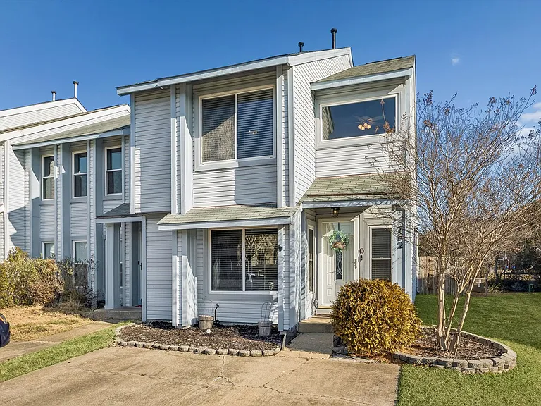 762 Quesnel Dr — Photo 2