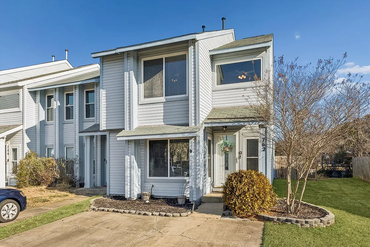 Building Photo - 762 Quesnel Dr