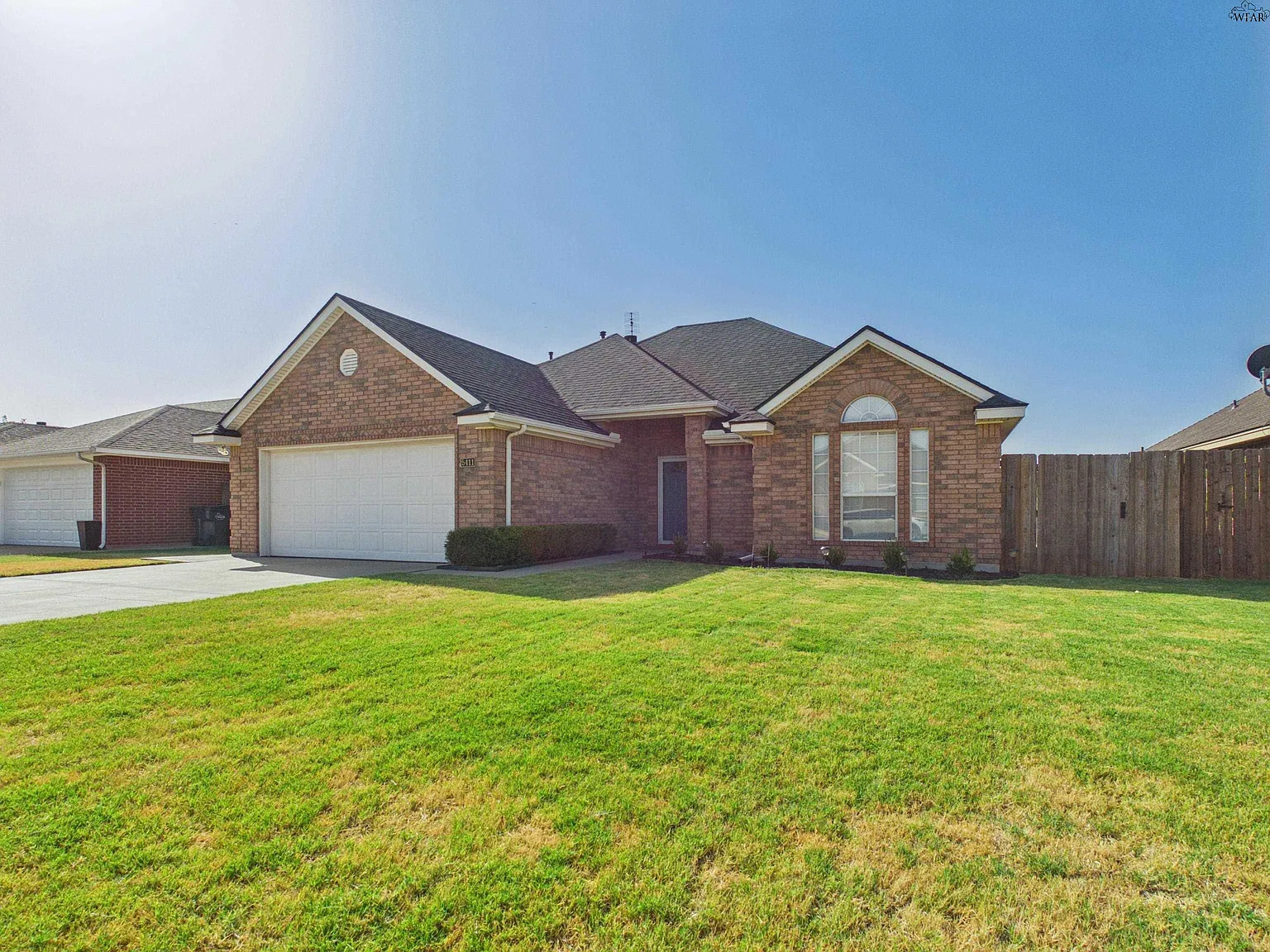 3 bed, 2.0 bath, 1527 sqft, $2,400 — Photo 2