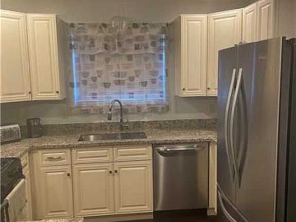 3rd image of 2455 Mercedes Blvd