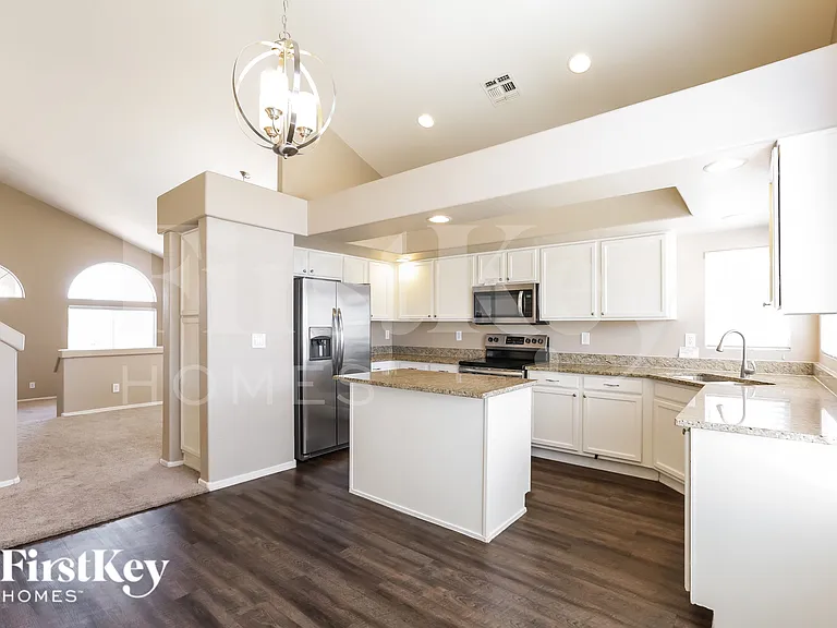 11009 W Frier Dr — Photo 7