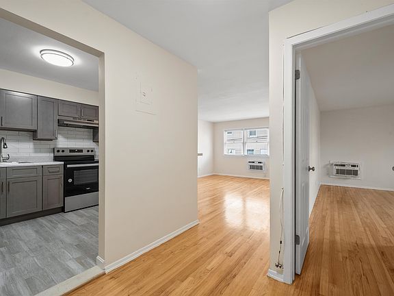 4th image of 34 E 32nd St APT B2