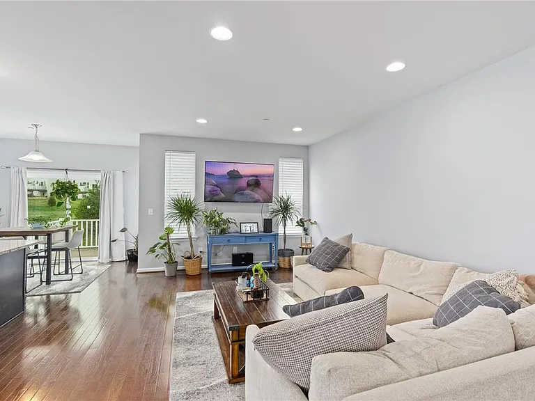 301 Redclover Ln — Photo 15