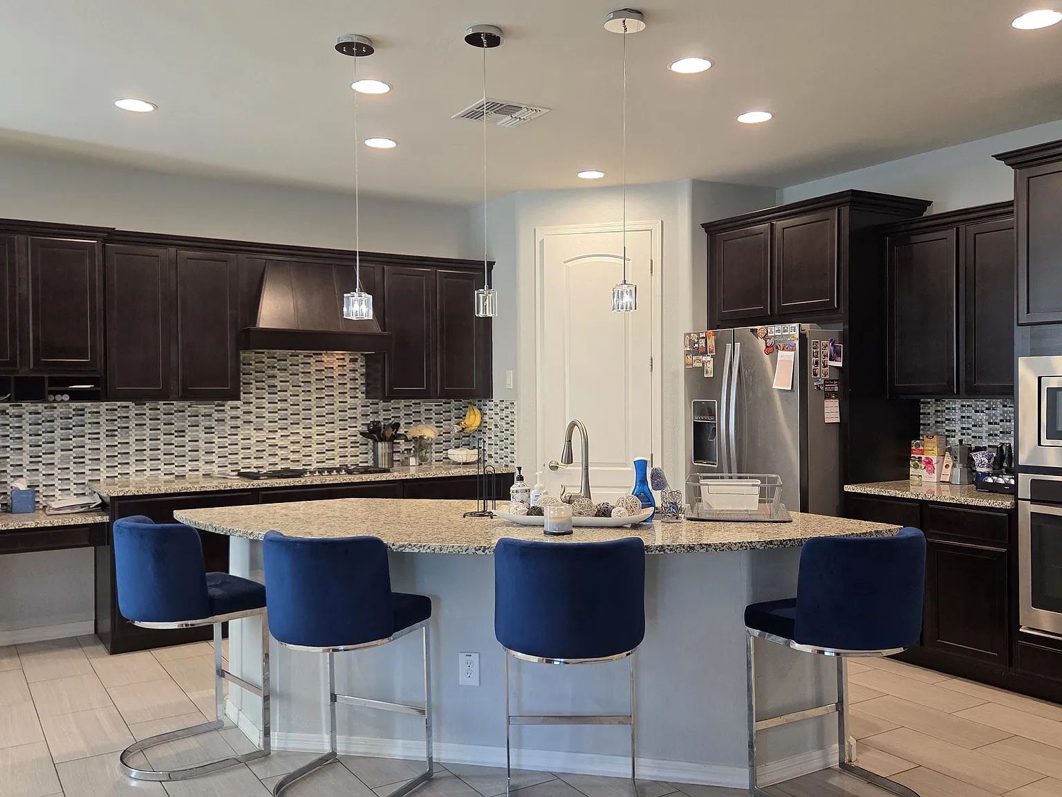 4 bed, 2.5 bath, 3057 sqft, $4,295 — Photo 2