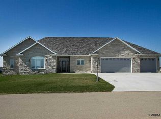16817 Cordillera Dr, Peosta, IA 52068