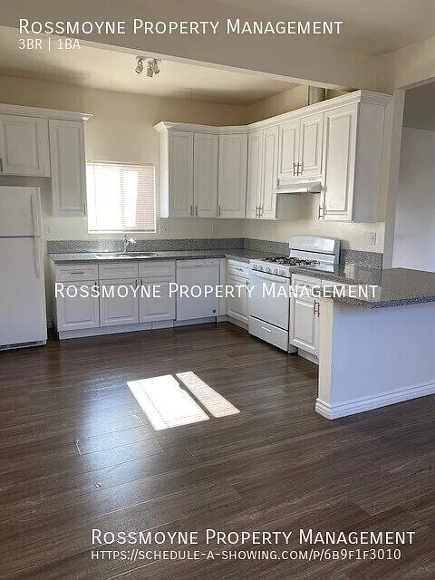 $2800.00/Large 3 Bedroom 1 Bathroom Front House (Owner pays water) — Photo 2