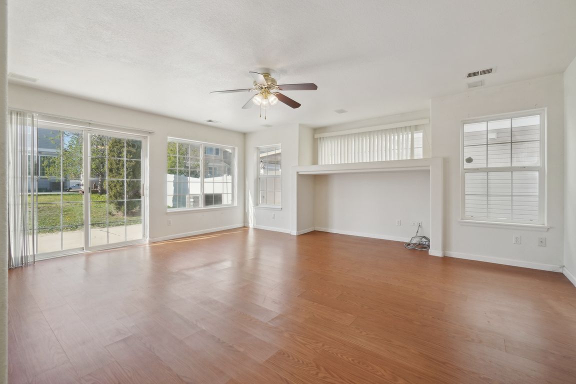 E 55th Ave-2304-012.jpg