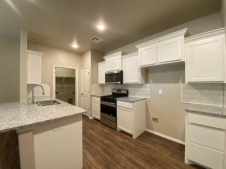 5220 Oakwood Villas Ct — Photo 6