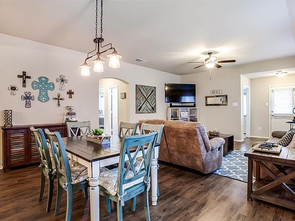 5th image of 303 Hawthorn Dr