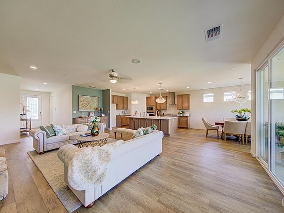 3rd image of 11017 Alcazar Ave
