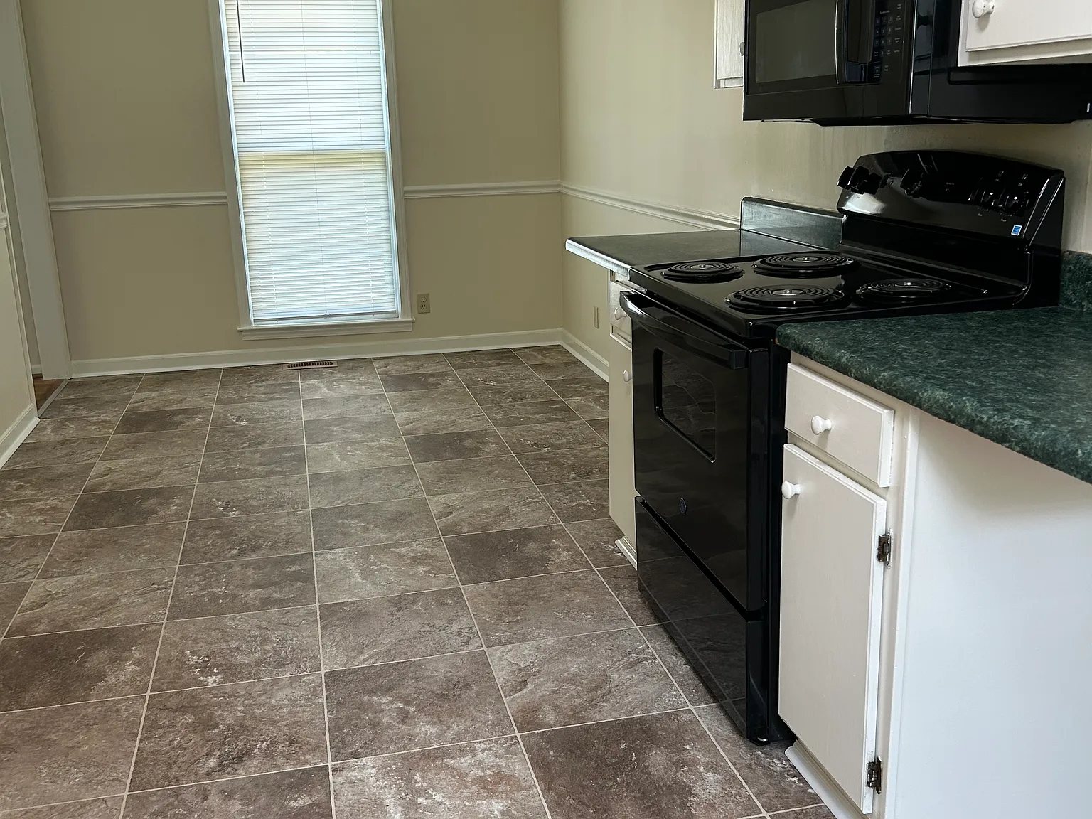 4 bed, 1800 sqft, $1,695 — Photo 3