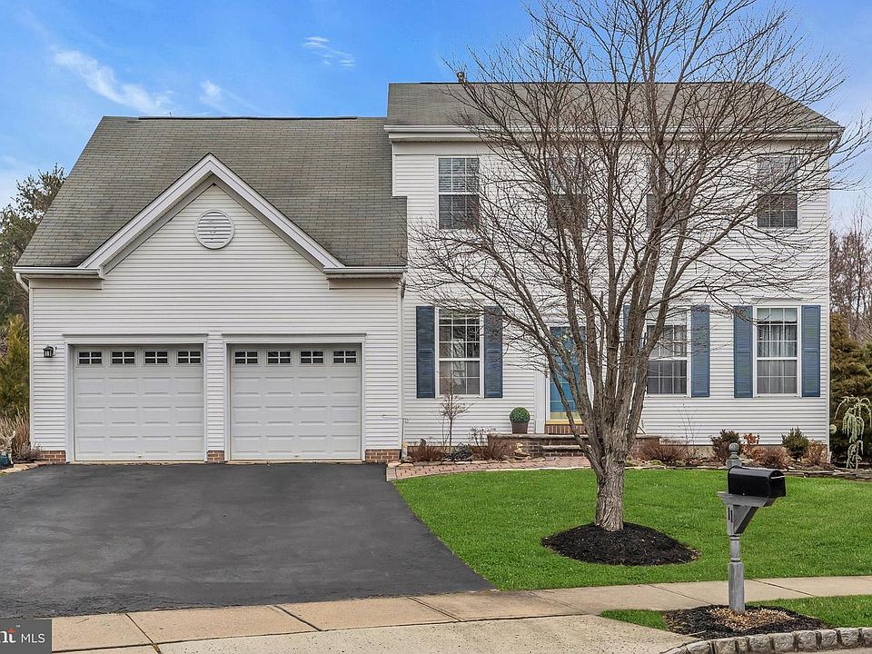 1st image of 11 Hyde Park Dr