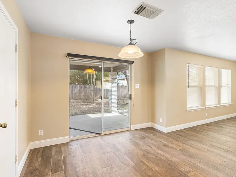 140 Springtree Pkwy — Photo 10