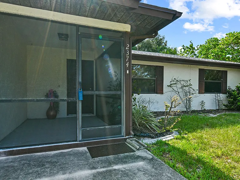 2374 SE Marseille St — Photo 2