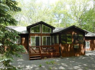 131 Surrey Ln, Hawley, PA 18428