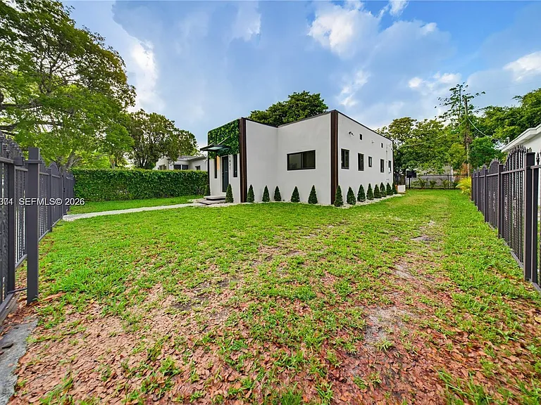 1021 NW 48th St — Photo 4