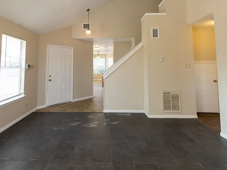 2701 Woodlands Dr — Photo 4