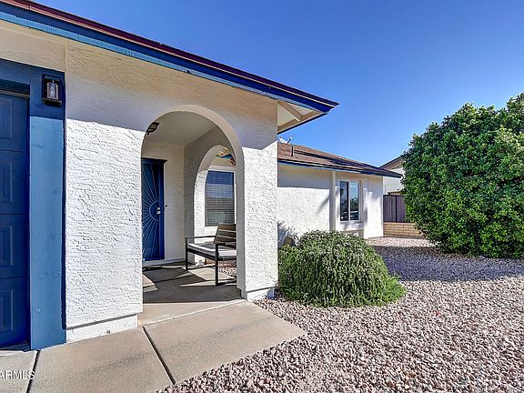 3rd image of 724 W PALOMINO Drive