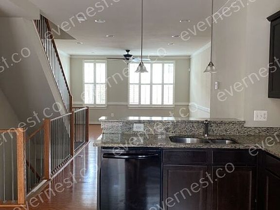 4th image of 210 Shamrock Dr