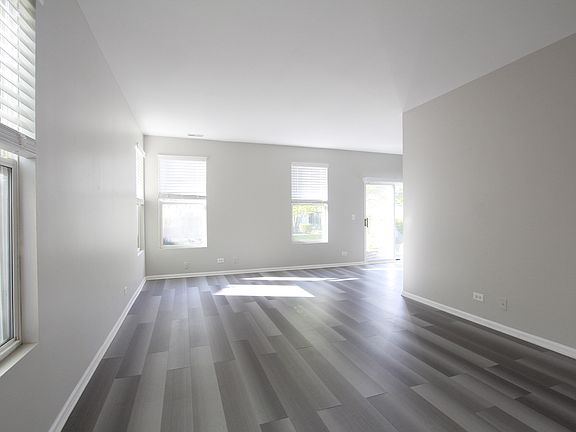 3rd image of 3960 Blackstone Dr