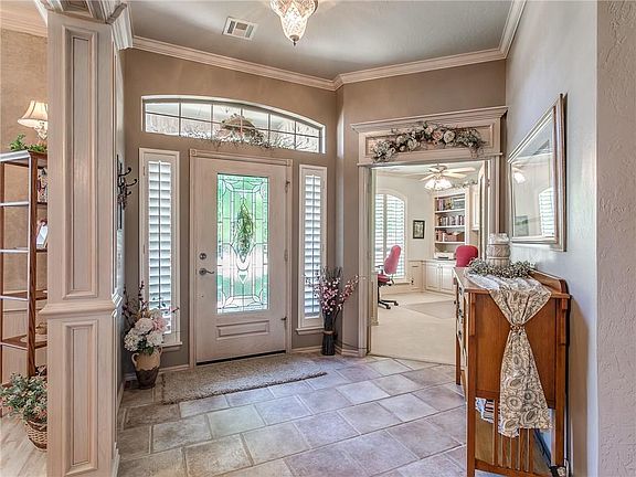 5th image of 1108 Camelot Dr