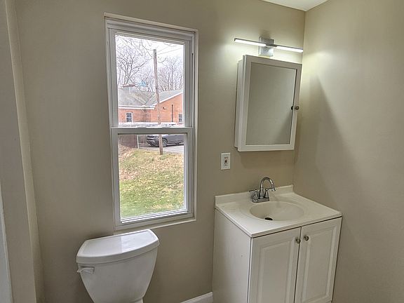 4th image of 203 E Main St Unit 1