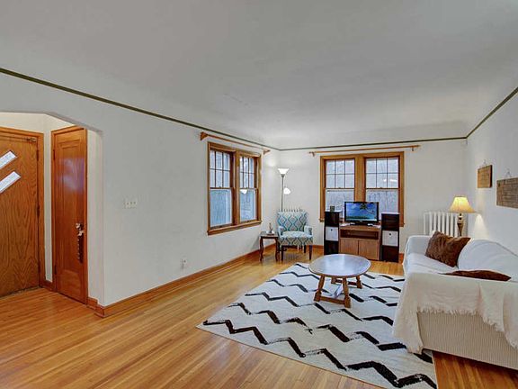 5th image of 471 Roselawn Ave E