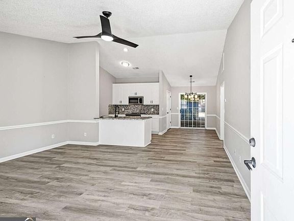 5th image of 2937 Florence Dr