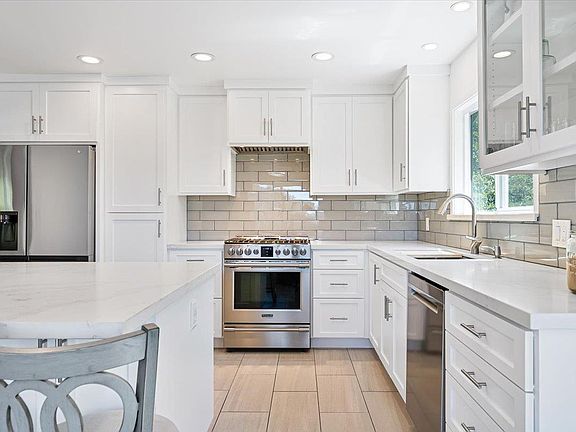 3rd image of 548 Monterey Dr