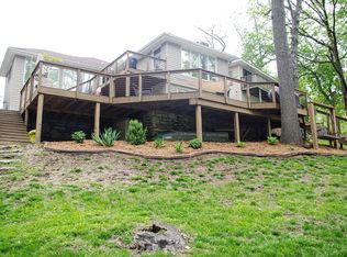 777 NW South Shore Dr, Lake Waukomis, MO 64151